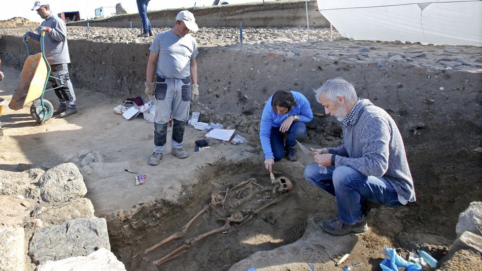 Excavación de un esqueleto en un enterramiento